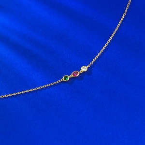 Bracelet S925 en argent avec zircons rouges, verts et blancs sur fond bleu marine