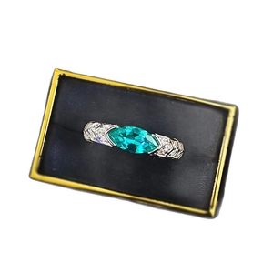 Anello in argento S925 con gemma verde taglio marquise in una confezione regalo nera