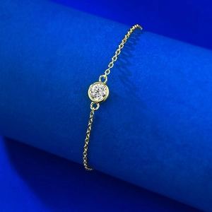 Gros plan d'un bracelet bulle de 6mm avec oxyde de zirconium et chaîne en argent S925 doré