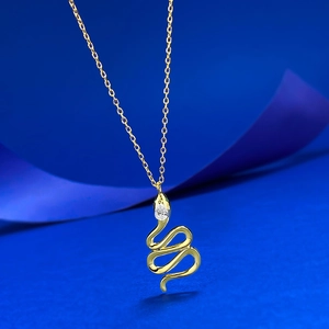 Luxueux collier serpent doré avec yeux en pierres vertes et pendentif en zircon brillant