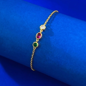 Vue macro détaillée du bracelet en argent S925 avec gemmes bulles rouges, vertes et blanches
