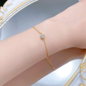 Bracelet élégant en argent S925 doré avec un pendentif minimaliste en zircon de 6mm serti clos