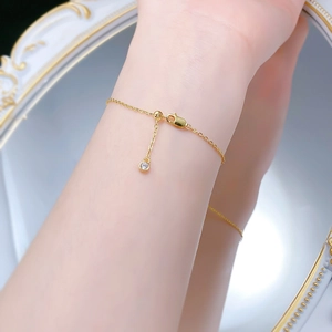 Détail du bracelet bulle en argent S925 6mm avec diamant unique, fermoir mousqueton et zircon