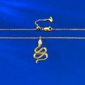 Collier serpent en argent S925 avec yeux en zircone sur fond bleu soyeux élégant