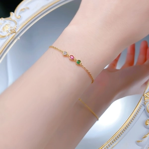 Bracelet bulles en argent S925 avec pierres colorées porté au poignet près d'un cadre