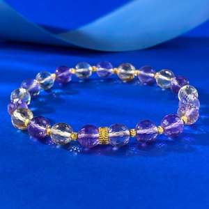Vue macro des perles d'améthyste et citrine facettées avec accents métalliques dorés