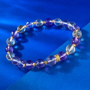 Détail du poinçon argent S925 sur le bracelet en améthyste facettée et perles de cristal