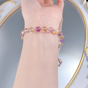 Détail du bracelet en argent S925 avec perles à facettes en améthyste et citrine