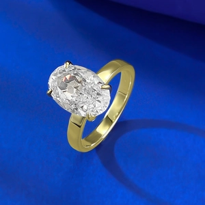 Bague élégante en or avec diamant blanc taille ovale fleur de glace et monture à griffes