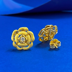 Elegant S925 silver gold-plated camellia flower stud earrings with brushed texture