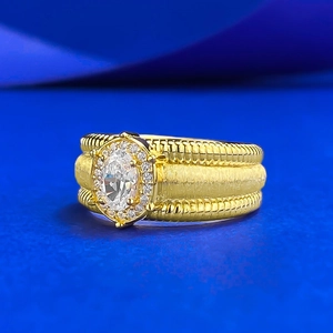 Bague vintage en argent S925 doré avec pierre ovale et texture brossée élégante