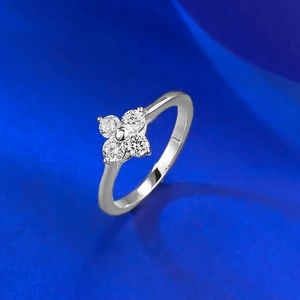 Detailed close-up of S925 silver four-leaf clover ring with sparkling zircon stones