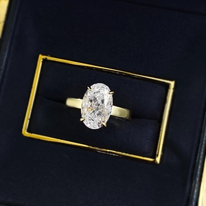 Bague en argent S925 avec diamant ovale taille glace dans un écrin de luxe doré