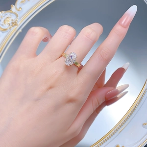 Gros plan d'une bague en argent S925 plaqué or avec pierre ovale taille fleur de glace
