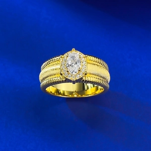 Macro d'une bague en argent S925 doré avec texture brossée et pierre ovale centrale