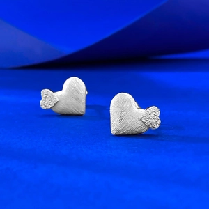 Élégantes boucles d'oreilles cœur en argent S925 avec texture brossée et zircons cubiques