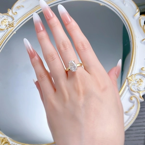 Détail d'une bague avec pierre blanche ovale 8x12mm portée sur la main féminine