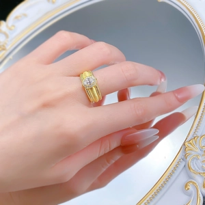 Détail d'une bague vintage en or brossé avec pierres et reflet de miroir élégant