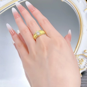 Détail d'une bague vintage dorée avec pierre ovale et texture brossée sur la main