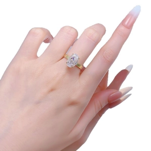 Bague élégante en argent S925 plaqué or 18K avec grand diamant blanc ovale au doigt