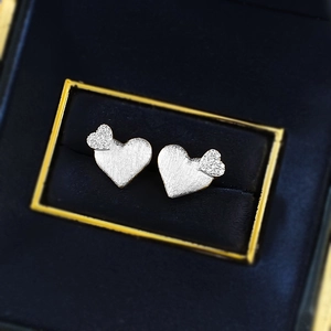 Boucles d'oreilles cœur en argent S925 brossé et zircons brillants dans un écrin