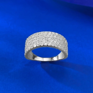 Gros plan du poinçon argent S925 à l'intérieur d'une bague alliance sertie de brillants