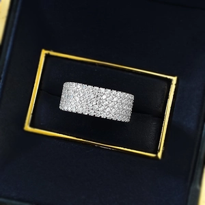 Bague luxueuse en argent 925 avec plusieurs rangées de cristaux pavés étincelants