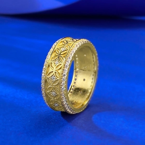 Bague raffinée plaquée or avec motifs floraux évidés et bordures en cristaux pavés
