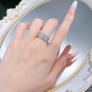 Vue détaillée d'une bague en argent S925 pavée de zircons sur fond de miroir vintage