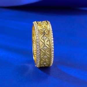 Bague vintage dorée avec pièces ajourées et strass brillants au design élégant