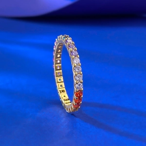 Nahaufnahme eines Eternity-Rings mit bunten Edelsteinen in Pavé-Fassung auf goldenem Ring