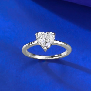 Bague de fiançailles élégante avec zircon blanc 7mm taille cœur et monture argentée sur bleu