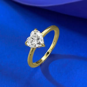 Elegant S925 silver ring featuring a 7mm heart-cut white zircon in a gold-plated claw setting