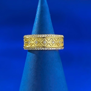 Détail de la bague pièce d'or vintage avec motifs floraux ajourés et oxydes de zirconium