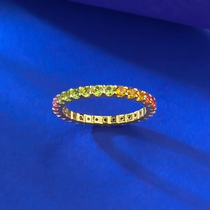 Makroaufnahme der Regenbogen-Edelsteine auf dem vergoldeten S925 Silberring-Band
