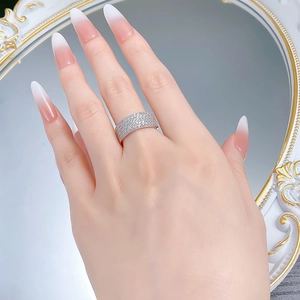 Vue détaillée d'une bague en argent ornée de plusieurs rangées de zircons brillants pavés