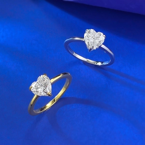 Bagues élégantes en zircon de 7 mm avec cœur en argent et or sur fond bleu foncé