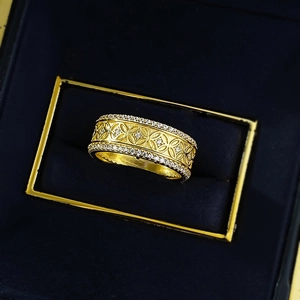 Bague raffinée plaquée or avec motif de pièces et cristaux pavés dans un écrin noir