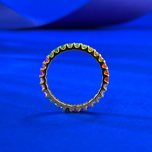 Nahaufnahme des S925 Silber-Regenbogenrings mit Edelsteinen in einer Krallenfassung