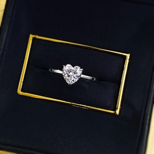 Gros plan d'une bague diamant en forme de cœur avec serti griffes dans son écrin noir