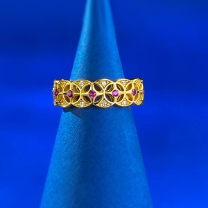 Makroaufnahme von vergoldetem Vintage-Münzring mit rosa Edelstein und Diamanten