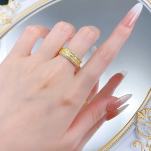 Détail d'une bague vintage plaquée or avec motifs floraux creux et cristaux pavés