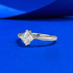 Dettaglio di pietra taglio princess su anello d'argento con fascia lavorata milgrain