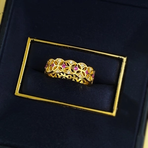 Exquisiter vergoldeter S925 Silber Kleeblatt-Ring mit roten Edelsteinen und Diamanten