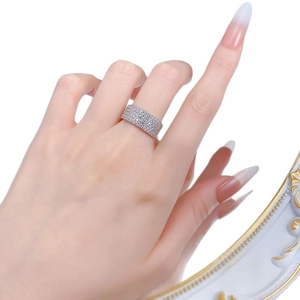 Bague large en argent S925 sertie de zircons blancs portée sur la main d'un modèle