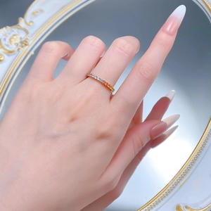 Nahaufnahme eines Regenbogen-Edelsteinrings aus vergoldetem S925-Silber am Finger
