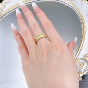 Détails d'une bague vintage plaquée or avec motifs floraux en relief et zircons brillants