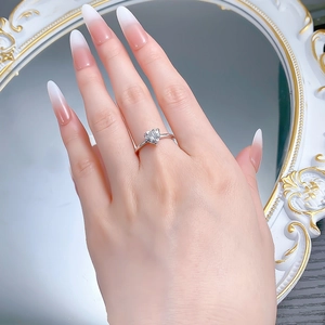 Vue portée d'une bague de mariage avec oxyde de zirconium en forme de cœur de 7mm