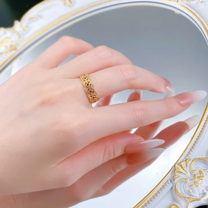 Detail eines Vintage-Goldrings mit hohlen Blumenmustern und bunten Edelsteinen besetzt