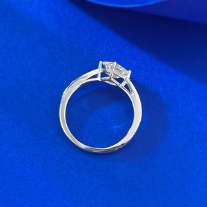 Anello classico in argento S925 con un diamante solitario quadrato taglio princess da 5x5mm